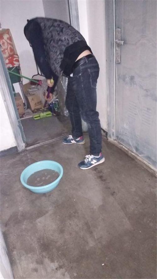 郑州一小区地下室漏水 业主价值万余元酒被泡