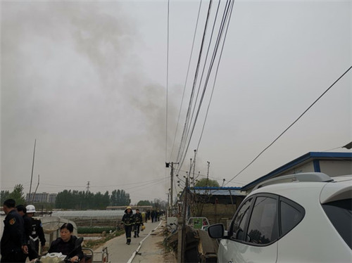 郑州一安置区发生火灾 记者走访发现飞线随处可见