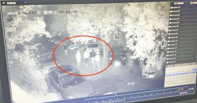 车停家门口深夜被5人掀翻 物业：有小区业主参与