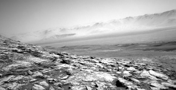 美国宇航局“好奇号”火星车拍摄到一张火星“岩石监狱”照片