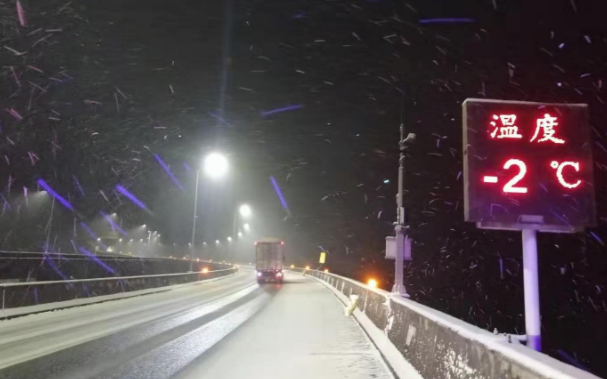 因降雪持续 四川108国道不具备通行条件已经进行管制