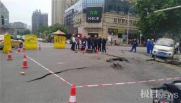 武汉一路面发生爆炸路人被弹飞 疑为地下沼气引起