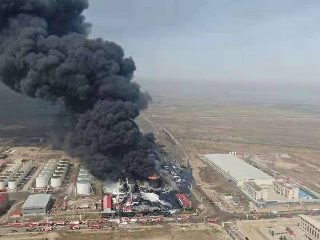  河北沧州南大港产业园区东兴工业区油罐着火