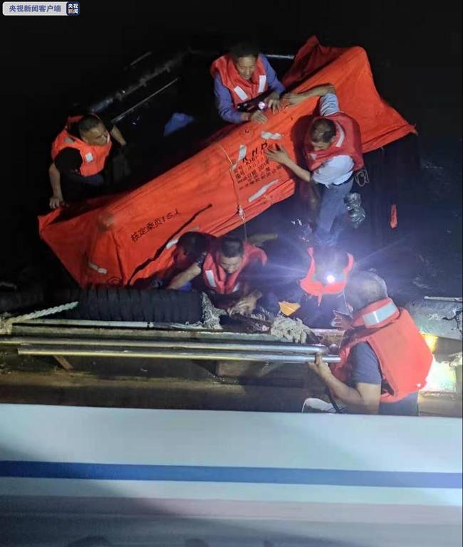 福建宁德水域一货船触礁搁浅 6名船员成功获救