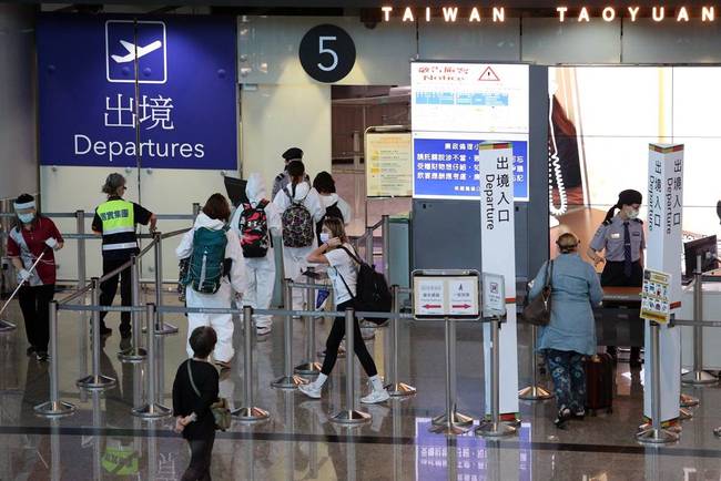 台湾有钱人开始赴美打疫苗，长荣赴美航班增一倍