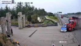 河北武安：大货车撞上出租车 致1死3伤
