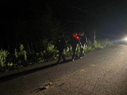 固本强基筑防线  警灯闪烁保平安