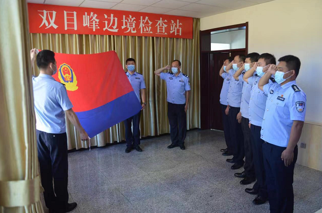双目峰边境检查站开展“重温训词精神，担当神圣使命”主题活动