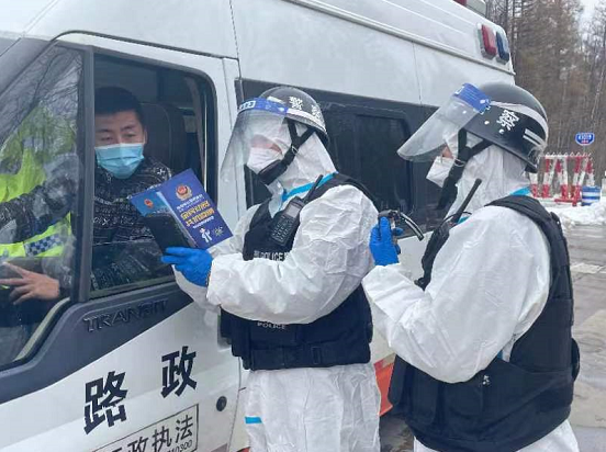 延边边境管理支队双目峰边境检查站开展边境政策法规宣传活动