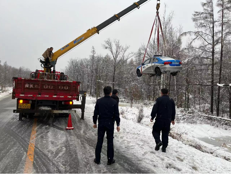 1小时连救2车，给移民管理警察点赞！