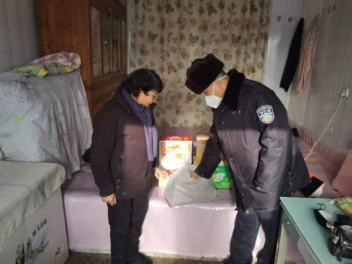 延边边境管理支队二道边境检查站开展新春送温暖活动