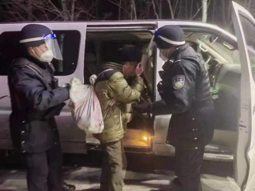 民警暖心救助醉酒老人