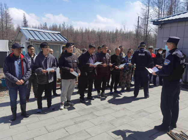 延边边境管理支队双目峰边境检查站开展边境政策法规宣传活动