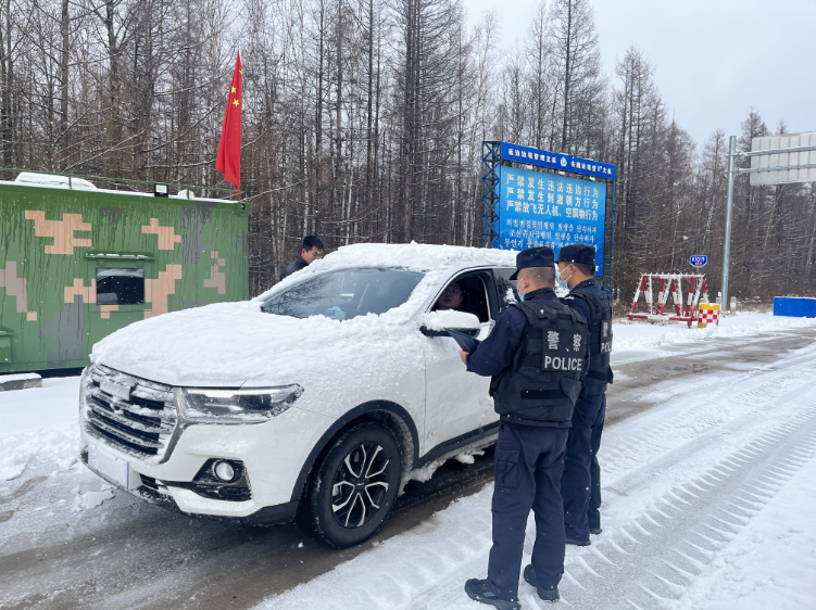 延边边境管理支队双目峰边境检查站开展法律宣传活动