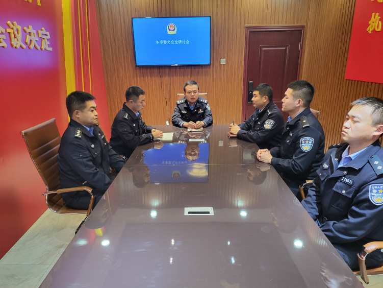 双目峰边境检查站召开冬季警犬安全研讨会