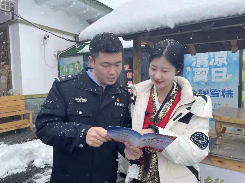 延边边境管理支队东方红边境检查站开展冬季边境法律法规宣传活动