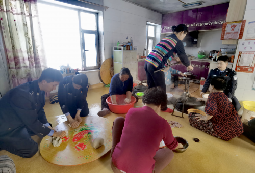 心系群众送温暖 警民融洽促和谐
