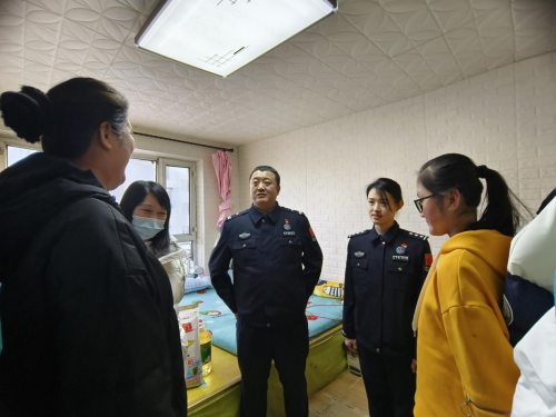 走访慰问暖民心 关爱学子助成长