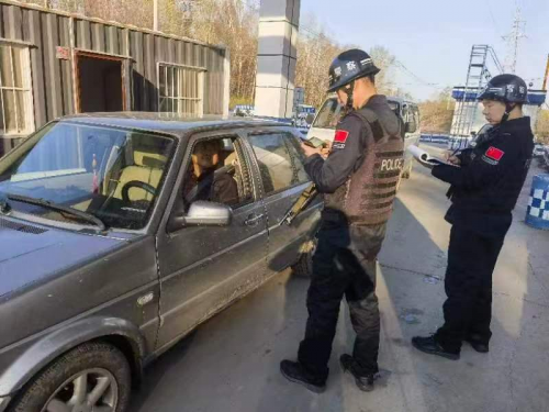 五一期间我在岗 移民警察护平安
