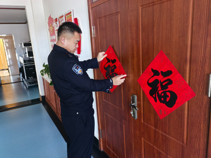 春联映雪守边关 双目峰边境检查站民警迎新春
